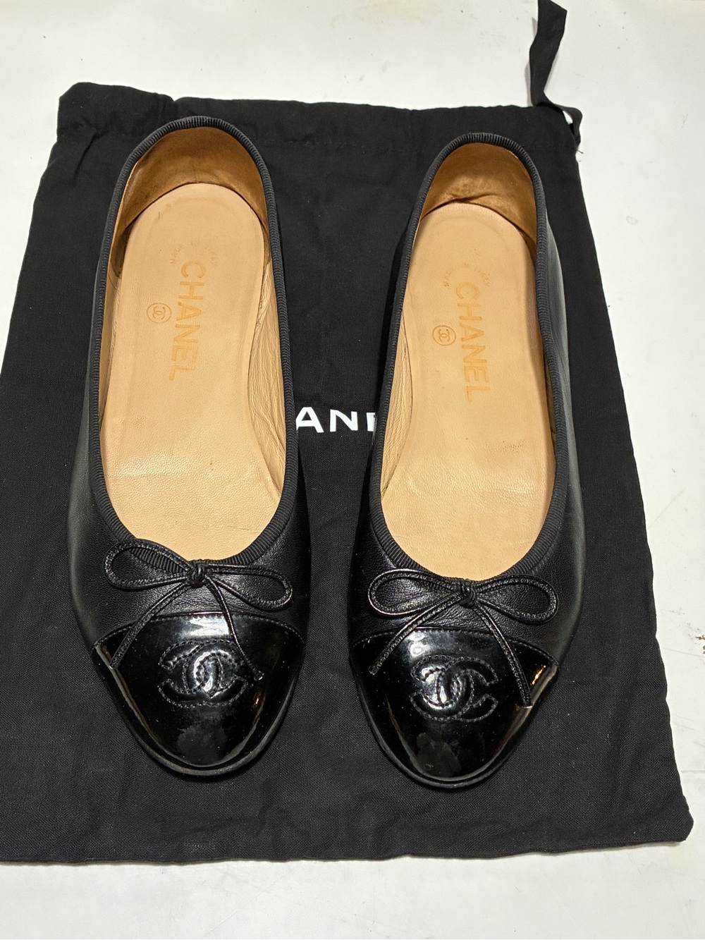CHANEL Black Leather Cap-Toe Ballet Flats with CC Logo